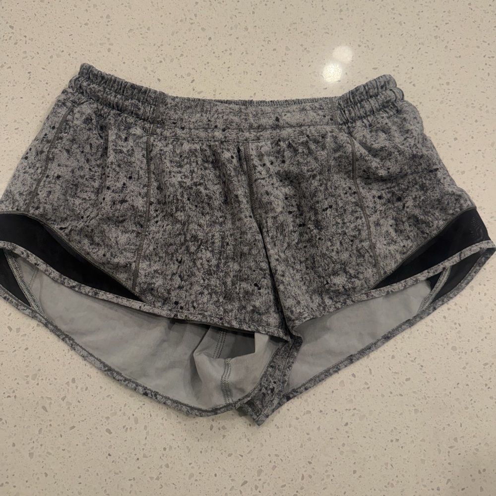 Lululemon Hotty Hot Short II *2.5"
Ditsy Daisy White Black / Black size 8